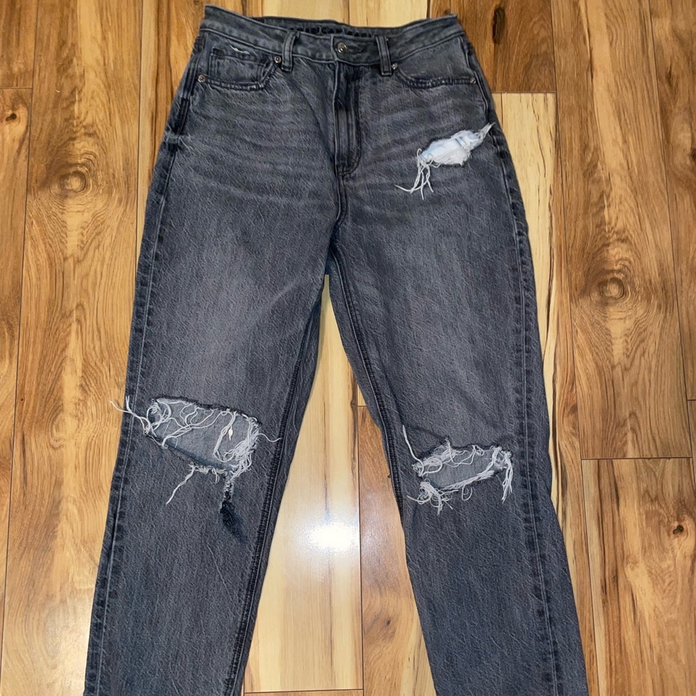 American Eagle mom jeans 98% cotton runs small